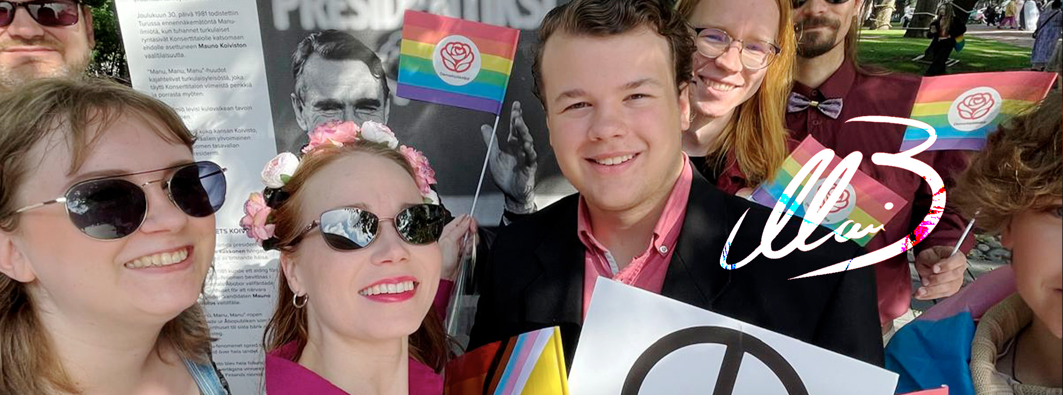 Useita ihmisiä yhteiskuvassa Pride lippujen kanssa.